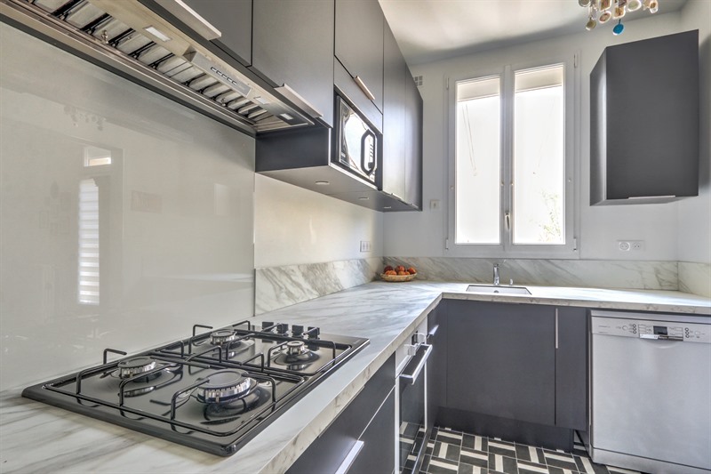 Cuisine grise avec plan de travail marbre à Tours | Raison Home